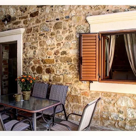 M&m Stone-village House-family-vintage בית נופש לינדוס
