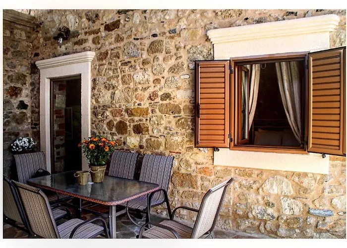 M&m Stone-village House-family-vintage Nyaraló Líndosz