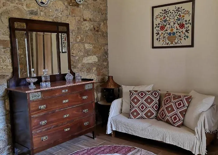 M&m Stone-village House-family-vintage Nyaraló Líndosz